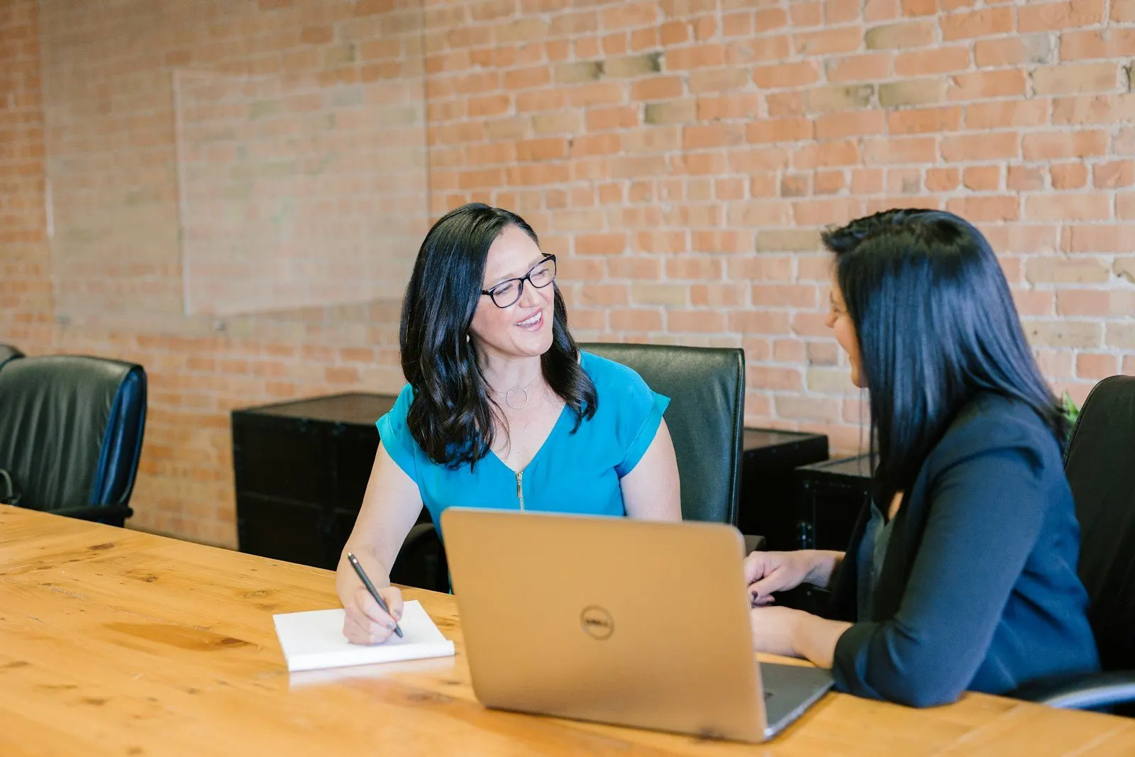 Dos profesionales conversando en la mesa de trabajo
