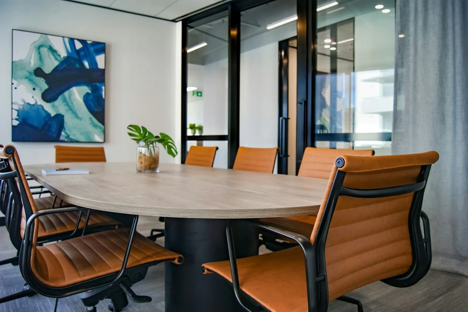 Sala de reuniones del estudio con la mesa preparada