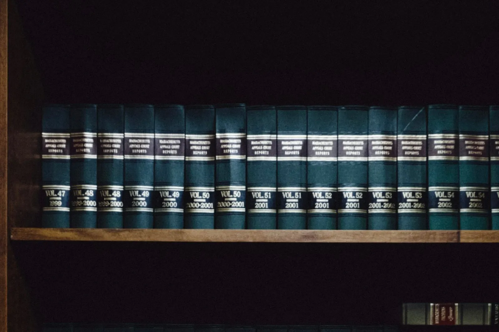 Estantería con códigos y libros de derecho