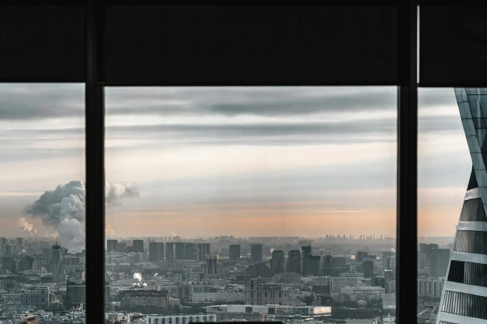 Ventanal de una oficina con vista a la ciudad