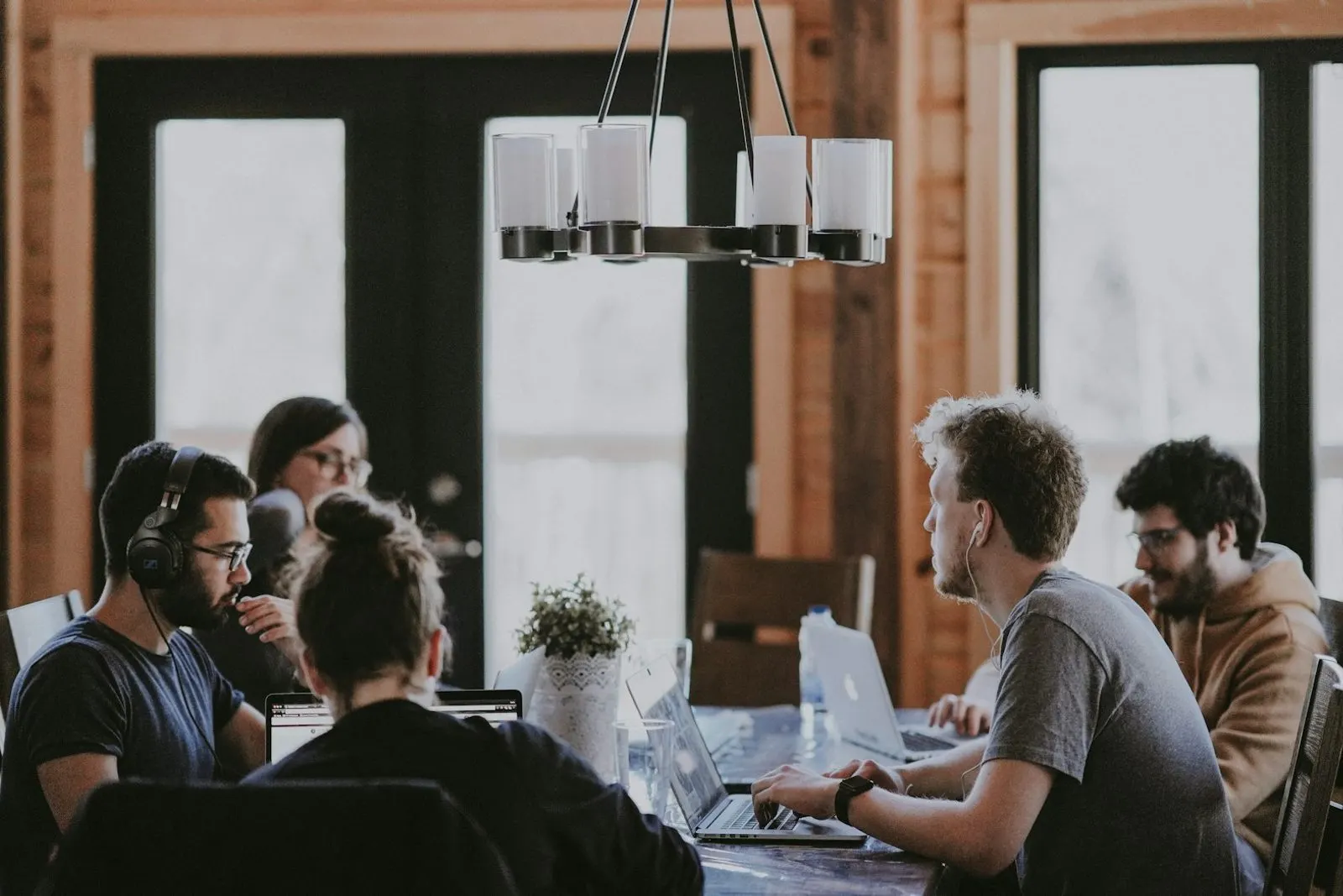 Equipo de trabajo reunido en la oficina de una empresa
