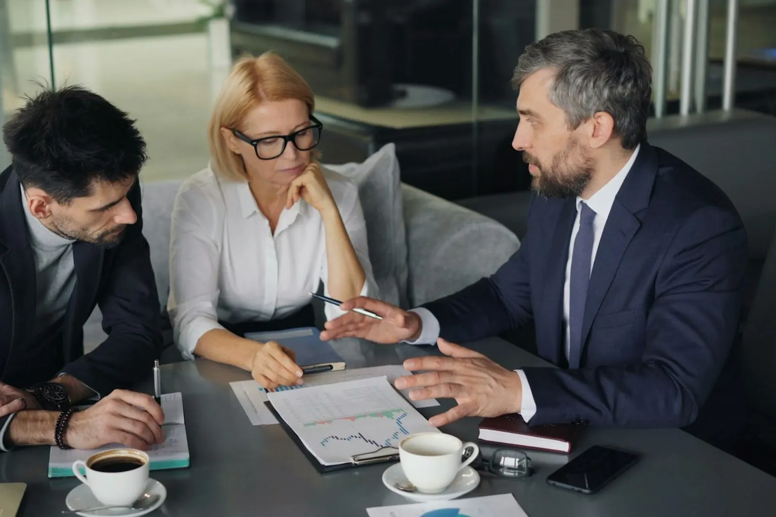 Reunión de trabajo alrededor de una mesa con documentos