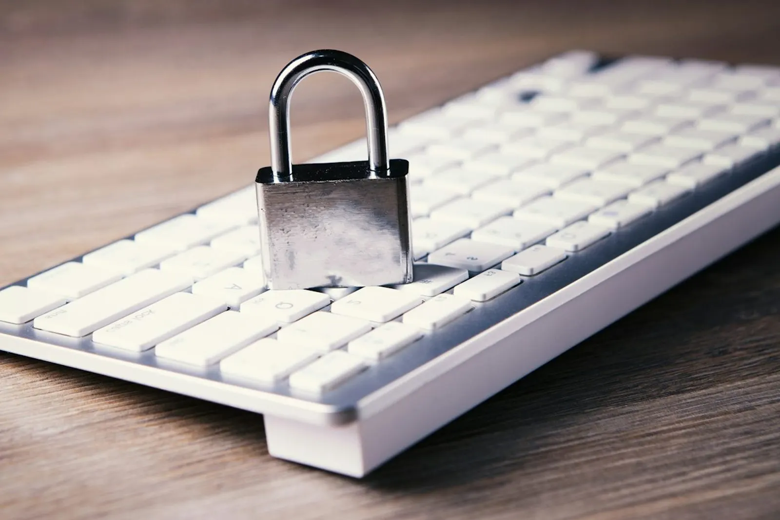 Candado metálico sobre el teclado de una computadora