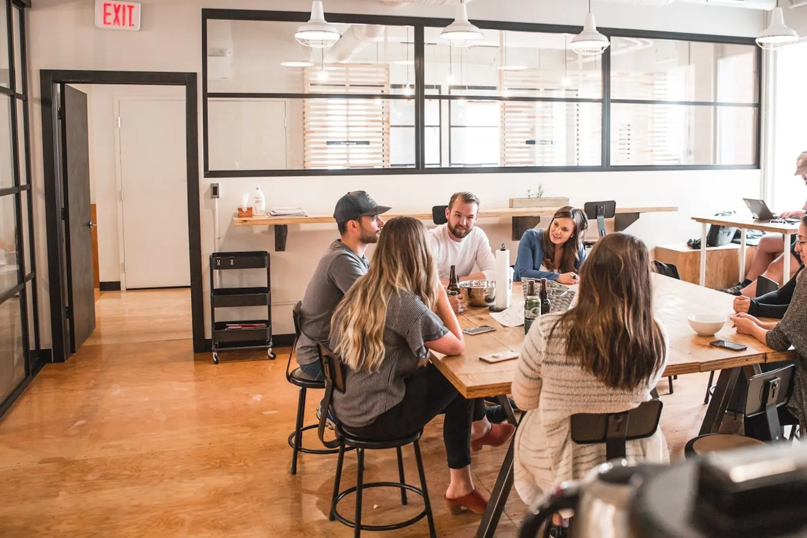 Espacio de trabajo compartido con varios empleados