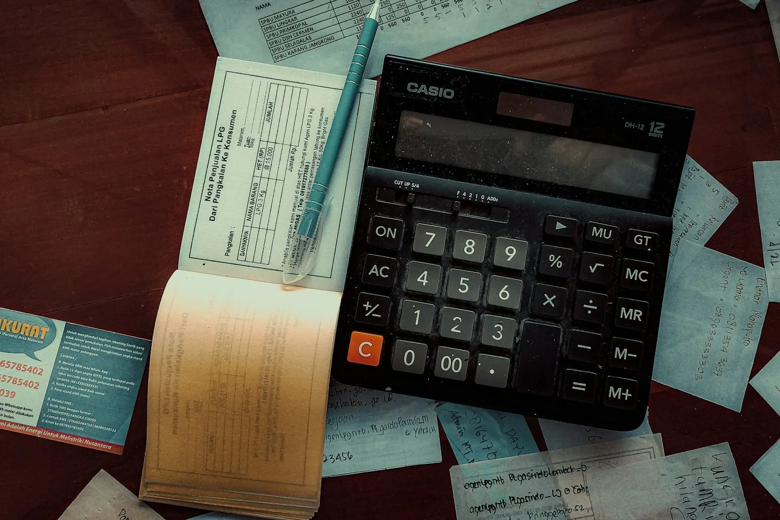 Documentos financieros y calculadora sobre el escritorio
